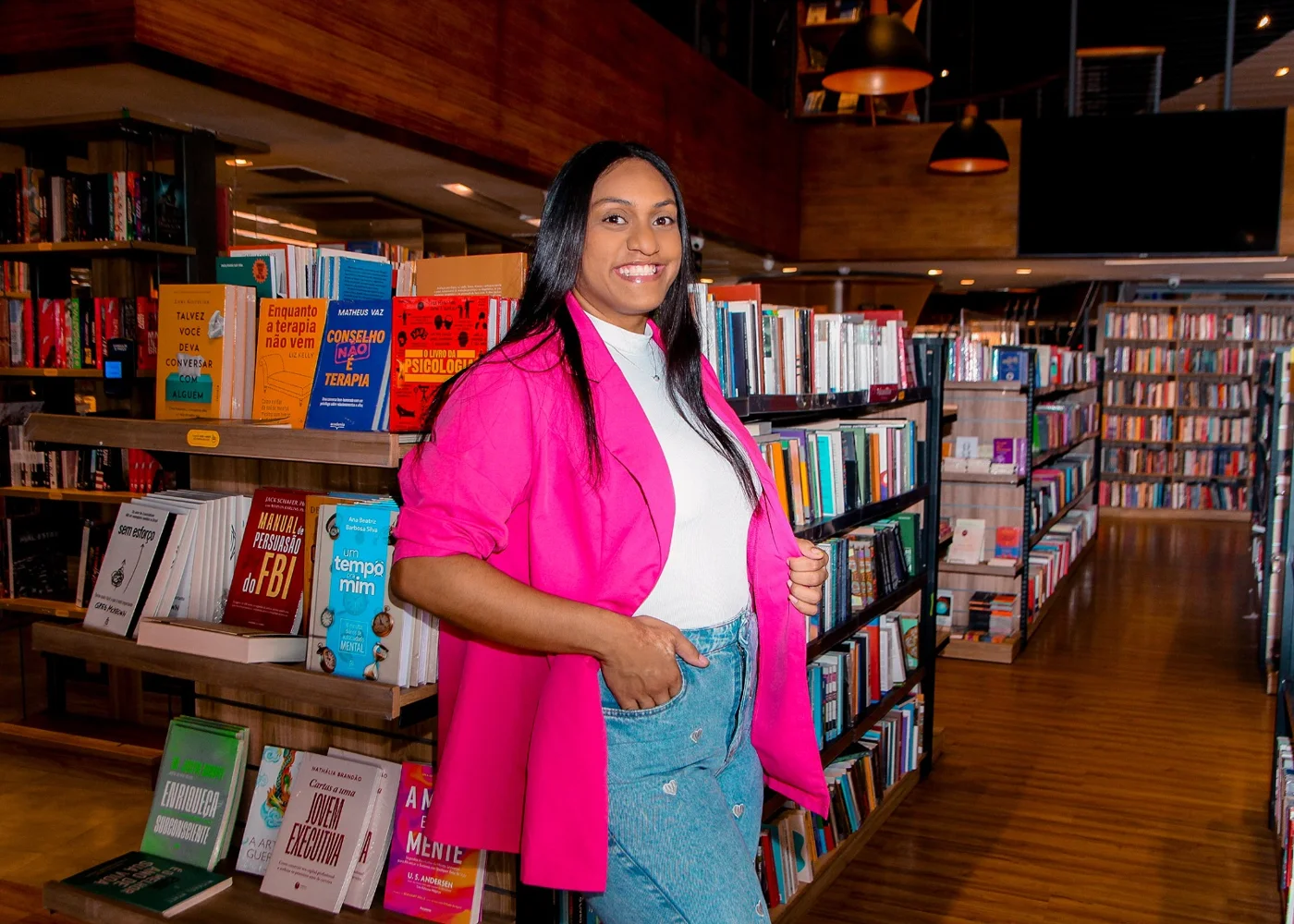 Sabrina Santana entre livros na livraria